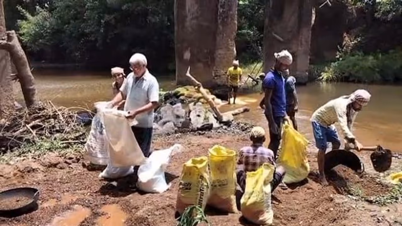 ಉತ್ತರಕನ್ನಡ: ಸೇತುವೆ ಉಳಿಸಲು ಮರಳಿನ ಚೀಲದ ಮೊರೆ ಹೋದ ಗ್ರಾಮಸ್ಥರು..! ಉತ್ತರಕನ್ನಡ: ಸೇತುವೆ ಉಳಿಸಲು ಮರಳಿನ ಚೀಲದ ಮೊರೆ ಹೋದ ಗ್ರಾಮಸ್ಥರು..!