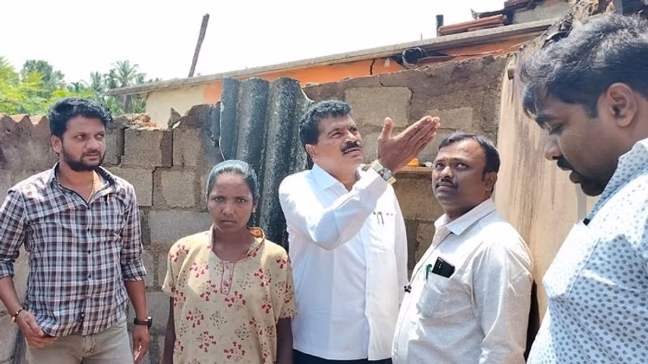 ಚಿಕ್ಕಮಗಳೂರು: ಮಳೆಯಿಂದ ಹಾನಿಯಾದ ಕುಟುಂಬಕ್ಕೆ ಶಾಸಕ ತಮ್ಮಯ್ಯ ಸಹಾಯ 