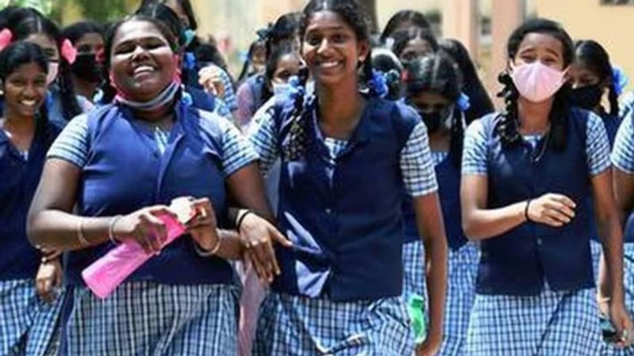 ಬೇಸಿಗೆ ರಜೆ ಮೂಡ್ನಲ್ಲಿದ್ದ ಮಕ್ಕಳು ಶಾಲೆಗಳತ್ತ ಬೇಸಿಗೆ ರಜೆ ಮೂಡ್ನಲ್ಲಿದ್ದ ಮಕ್ಕಳು ಶಾಲೆಗಳತ್ತ