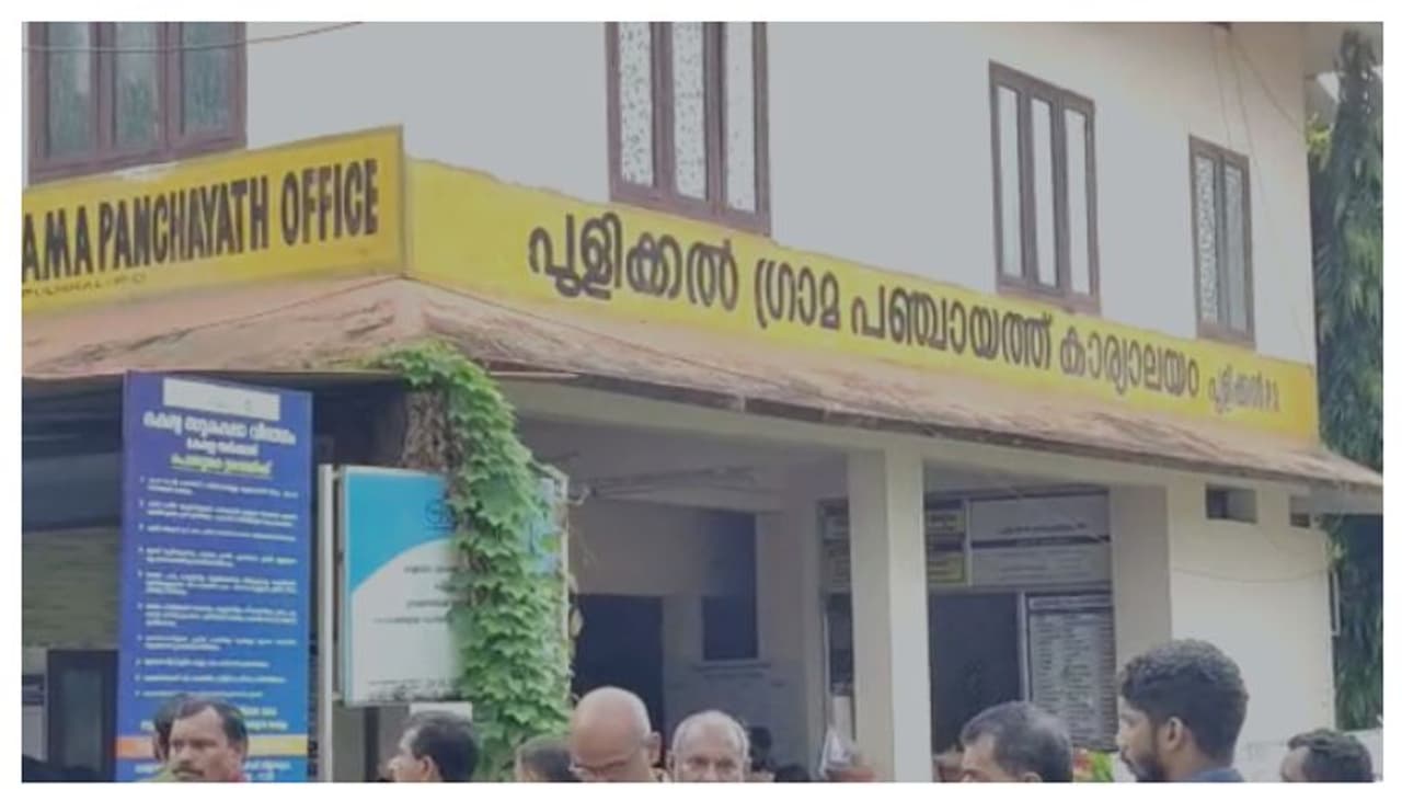 പരാതികളും രേഖകളും കഴുത്തിൽ സഞ്ചിയിലാക്കി തൂക്കി പഞ്ചായത്ത് ഓഫീസിൽ ജീവനൊടുക്കി മധ്യവയസ്കൻ പരാതികളും രേഖകളും കഴുത്തിൽ സഞ്ചിയിലാക്കി തൂക്കി പഞ്ചായത്ത് ഓഫീസിൽ ജീവനൊടുക്കി മധ്യവയസ്കൻ