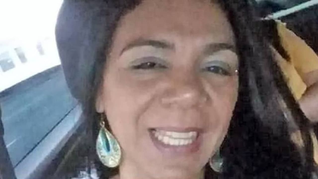 പിറന്നാൾ ദിവസം അജ്ഞാതനയച്ച ചോക്ലേറ്റ് കഴിച്ചു, മകന്റെയും ബന്ധുക്കളുടെയും മുന്നിൽ വച്ച് യുവതി മരിച്ചു പിറന്നാൾ ദിവസം അജ്ഞാതനയച്ച ചോക്ലേറ്റ് കഴിച്ചു, മകന്റെയും ബന്ധുക്കളുടെയും മുന്നിൽ വച്ച് യുവതി മരിച്ചു