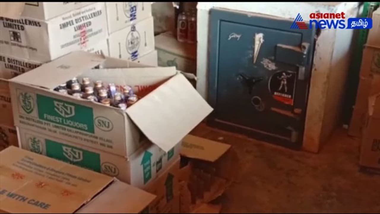 Watch : டாஸ்மாக்கில் கொள்ளை முயற்சி! போலீஸ் துப்பாக்கியால் சுட்டதில் ஒருவர் சிக்கினார்! Watch : டாஸ்மாக்கில் கொள்ளை முயற்சி! போலீஸ் துப்பாக்கியால் சுட்டதில் ஒருவர் சிக்கினார்!