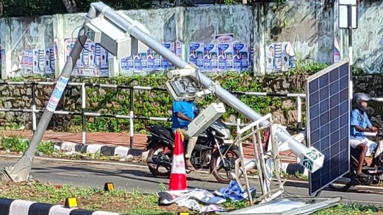 അടൂരില് എ ഐ ക്യാമറ പോസ്റ്റ് ഇടിച്ച് തകര്ത്ത് ടിപ്പര് ലോറി അടൂരില് എ ഐ ക്യാമറ പോസ്റ്റ് ഇടിച്ച് തകര്ത്ത് ടിപ്പര് ലോറി