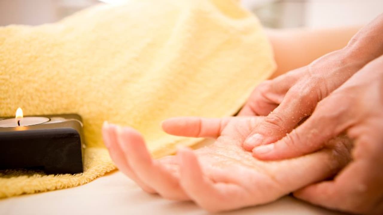 தினமும் உள்ளங்கையில் இப்படி 2 நிமிடங்கள் செய்தால் போதும்!! தீராத ஒற்றை தலைவலி கூட குறையும்.. 