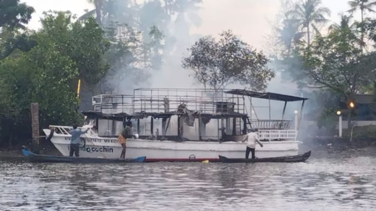 കൊച്ചി കായലിൽ ബോട്ടിന് തീപിടിച്ചു; പൂർണമായും കത്തിനശിച്ചു കൊച്ചി കായലിൽ ബോട്ടിന് തീപിടിച്ചു; പൂർണമായും കത്തിനശിച്ചു