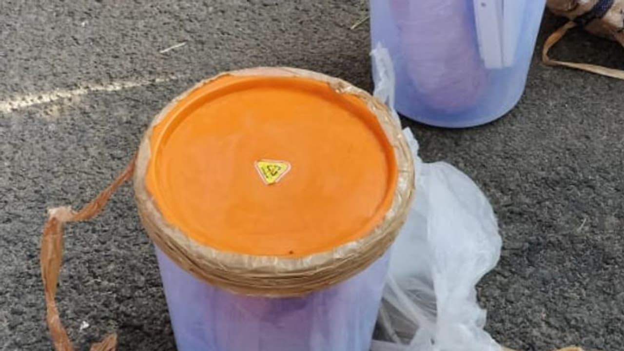 കുന്നംകുളത്ത് ഓട വൃത്തിയാക്കാൻ ഇറങ്ങിയ തൊഴിലാളികൾക്ക് ലഭിച്ചത് ലക്ഷങ്ങളുടെ 'മൊതല്' കുന്നംകുളത്ത് ഓട വൃത്തിയാക്കാൻ ഇറങ്ങിയ തൊഴിലാളികൾക്ക് ലഭിച്ചത് ലക്ഷങ്ങളുടെ 'മൊതല്'