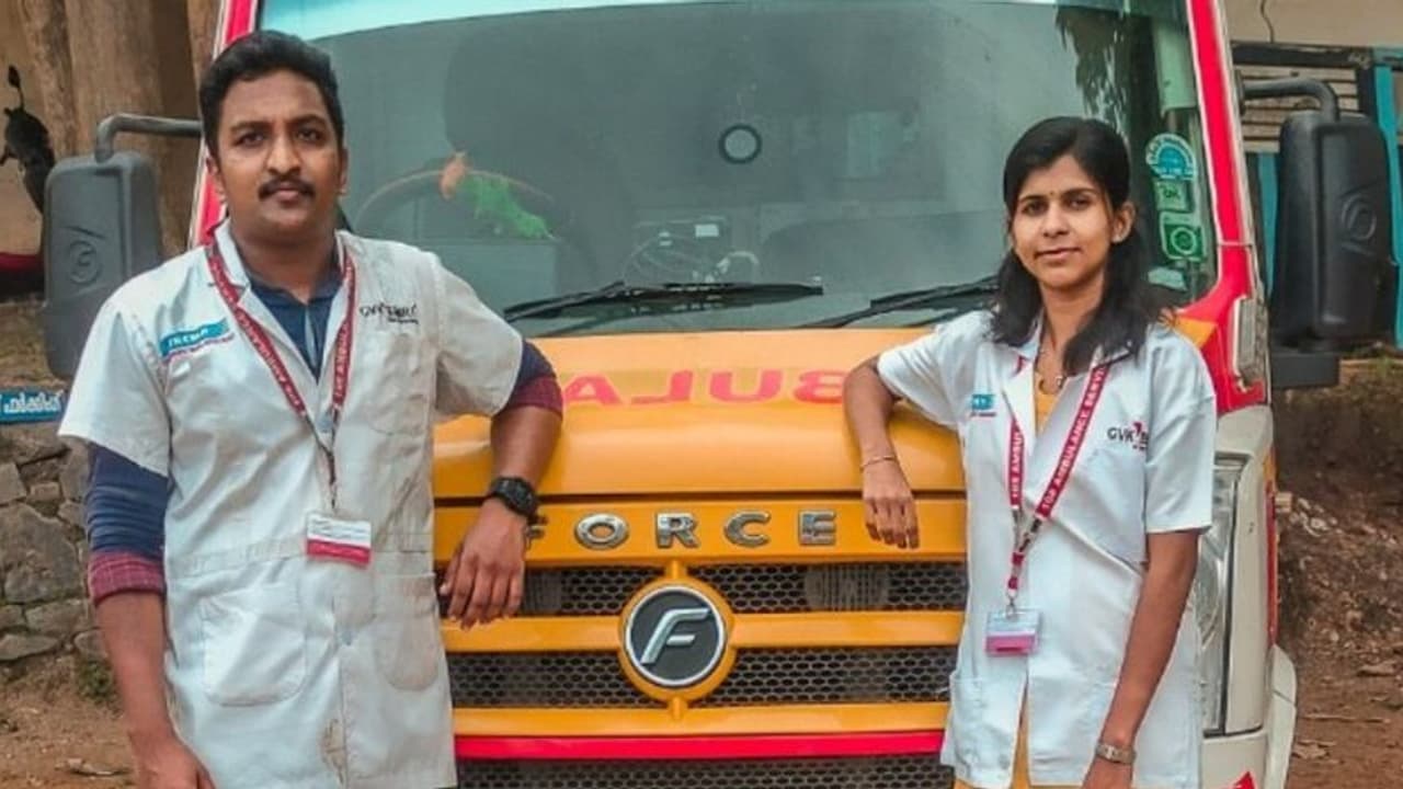 വീട്ടില് പ്രസവം: യുവതിക്കും കുഞ്ഞിനും രക്ഷകരായി 108 ആംബുലന്സ് ജീവനക്കാര് വീട്ടില് പ്രസവം: യുവതിക്കും കുഞ്ഞിനും രക്ഷകരായി 108 ആംബുലന്സ് ജീവനക്കാര്