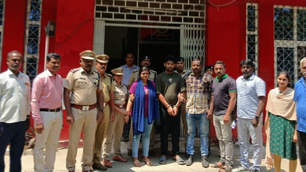 പ്രതികളിൽ നിന്ന് മൊബൈൽ, പാസ്പോർട്ട് പിടിച്ചെടുത്തു, കുടുങ്ങിയത് ജാർഖണ്ഡിലേക്ക് രക്ഷപ്പെടാൻ ശ്രമിക്കുന്നതിനിടെ പ്രതികളിൽ നിന്ന് മൊബൈൽ, പാസ്പോർട്ട് പിടിച്ചെടുത്തു, കുടുങ്ങിയത് ജാർഖണ്ഡിലേക്ക് രക്ഷപ്പെടാൻ ശ്രമിക്കുന്നതിനിടെ