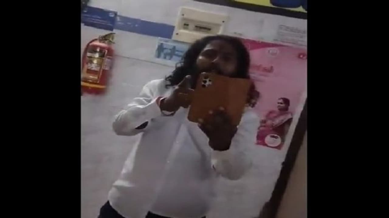 తెల్లకోటు లేకుండా, హిజాబ్ ఎందుకు ధరించారని డాక్టర్ తో బీజేపీ కార్యకర్త గొడవ.. వీడియో వైరల్.. కేసు నమోదు తెల్లకోటు లేకుండా, హిజాబ్ ఎందుకు ధరించారని డాక్టర్ తో బీజేపీ కార్యకర్త గొడవ.. వీడియో వైరల్.. కేసు నమోదు