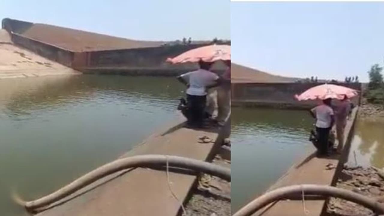 ഐ ഫോൺ ജലസംഭരണിയിൽ വീണു, തിരിച്ചെടുക്കാൻ 21 ലക്ഷം ലിറ്റർ വെള്ളം വറ്റിച്ചു, ഉദ്യോഗസ്ഥന് സസ്പെൻഷൻ ഐ ഫോൺ ജലസംഭരണിയിൽ വീണു, തിരിച്ചെടുക്കാൻ 21 ലക്ഷം ലിറ്റർ വെള്ളം വറ്റിച്ചു, ഉദ്യോഗസ്ഥന് സസ്പെൻഷൻ