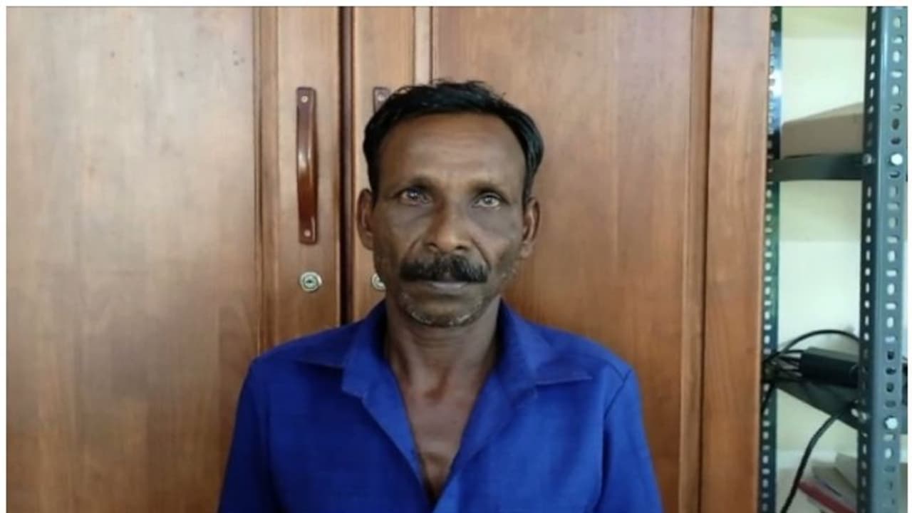 കൊടും ക്രൂരത, ഏഴ് വയസുകാരിയെ പീഡിപ്പിച്ചു; വീട്ടിൽ തേങ്ങയിടാൻ വന്ന 52കാരൻ അറസ്റ്റിൽ കൊടും ക്രൂരത, ഏഴ് വയസുകാരിയെ പീഡിപ്പിച്ചു; വീട്ടിൽ തേങ്ങയിടാൻ വന്ന 52കാരൻ അറസ്റ്റിൽ