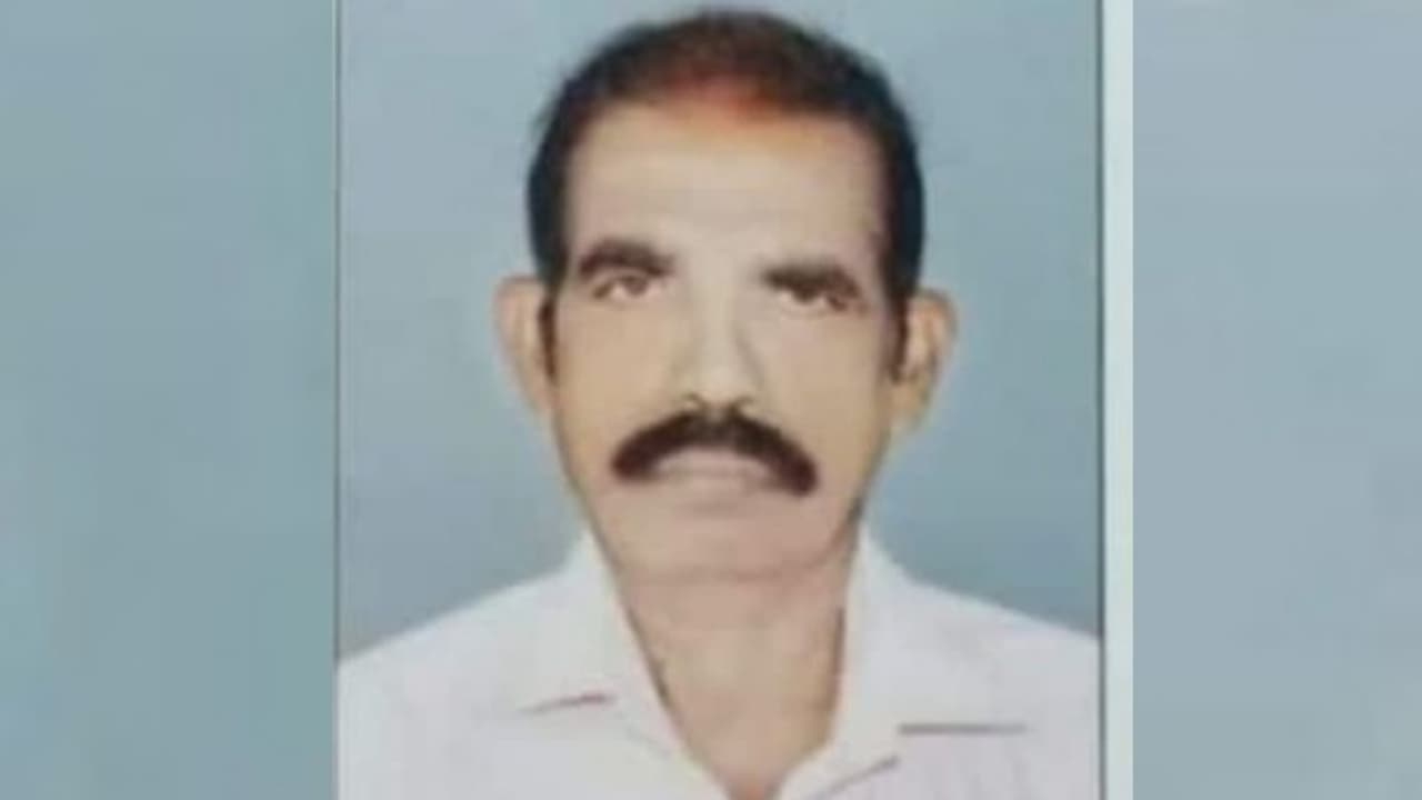 പത്രവിതരണത്തിനിടെ വാഹനം ഇടിച്ചു, മുക്കാൽ മണിക്കൂർ രക്തം വാർന്ന് റോഡിൽ; ആശുപത്രിയിലെത്തിച്ചെങ്കിലും ജീവൻ നഷ്ടം പത്രവിതരണത്തിനിടെ വാഹനം ഇടിച്ചു, മുക്കാൽ മണിക്കൂർ രക്തം വാർന്ന് റോഡിൽ; ആശുപത്രിയിലെത്തിച്ചെങ്കിലും ജീവൻ നഷ്ടം