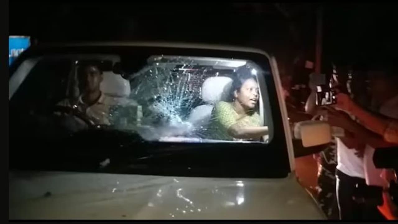 టిఎంసి ఎంపి కాన్వాయ్‌పై దాడి.. మంత్రి కారు ధ్వంసం..