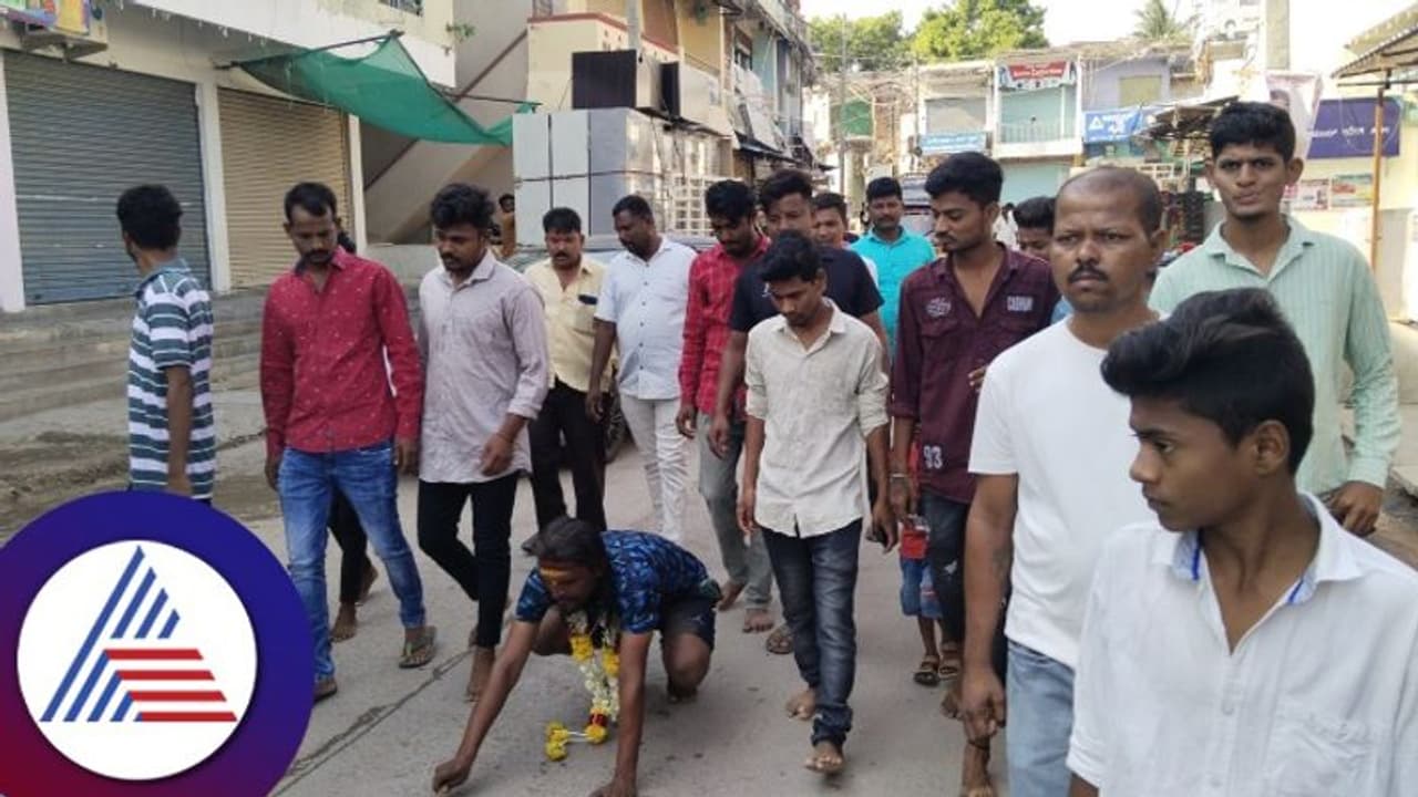 ರಾಜಾ ವೆಂಕಟಪ್ಪ ನಾಯಕ ಗೆಲುವು ಹಿನ್ನೆಲೆ 18ಕಿಮೀ ದೀಡ್ ನಮಸ್ಕಾರ ಹಾಕಿದ ಅಭಿಮಾನಿ ರಾಜಾ ವೆಂಕಟಪ್ಪ ನಾಯಕ ಗೆಲುವು ಹಿನ್ನೆಲೆ 18ಕಿಮೀ ದೀಡ್ ನಮಸ್ಕಾರ ಹಾಕಿದ ಅಭಿಮಾನಿ