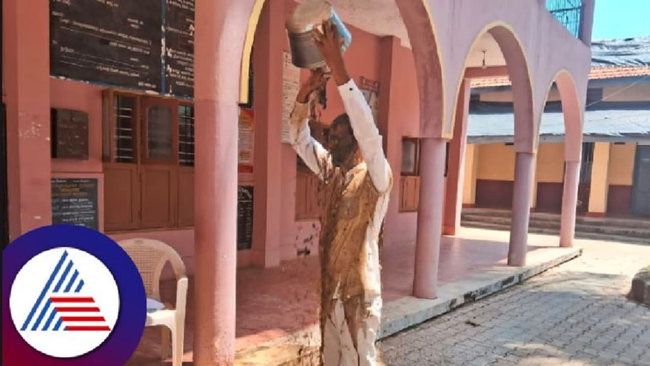 ಕುಡಿಯುವ ನೀರಿನ ಟ್ಯಾಂಕರ್‌ ಸೇವೆಗೆ ಹಣ ನೀಡದ್ದಕ್ಕೆ : ಸಗಣಿ ನೀರು ಸುರಿ​ದು​ಕೊಂಡ ಗ್ರಾಪಂ ಅಧ್ಯಕ್ಷ! 