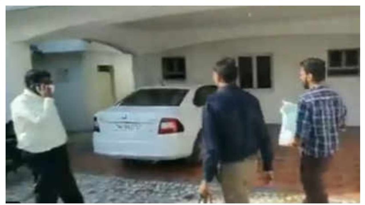 മന്ത്രിയുടെ സഹോദരന്റെ വീട്ടിൽ റെയ്ഡ് നടത്താനെത്തി ഐടി ഉദ്യോ​ഗസ്ഥർ; അടിച്ചോടിച്ച് അനു‌യായികൾ