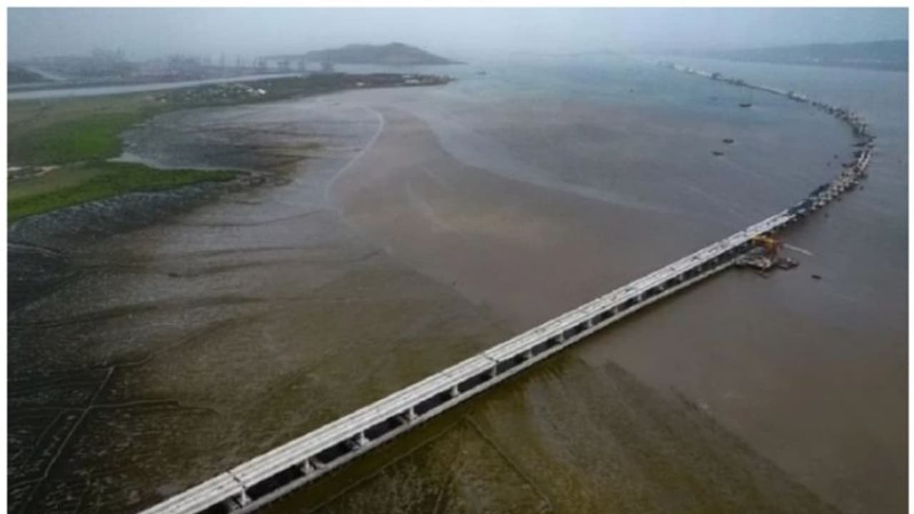 ചെലവ് 18,000 കോടി, ഇന്ത്യയിലെ ഏറ്റവും വലിയ കടല്പ്പാലം ഉടൻ തുറക്കും! ചെലവ് 18,000 കോടി, ഇന്ത്യയിലെ ഏറ്റവും വലിയ കടല്പ്പാലം ഉടൻ തുറക്കും!