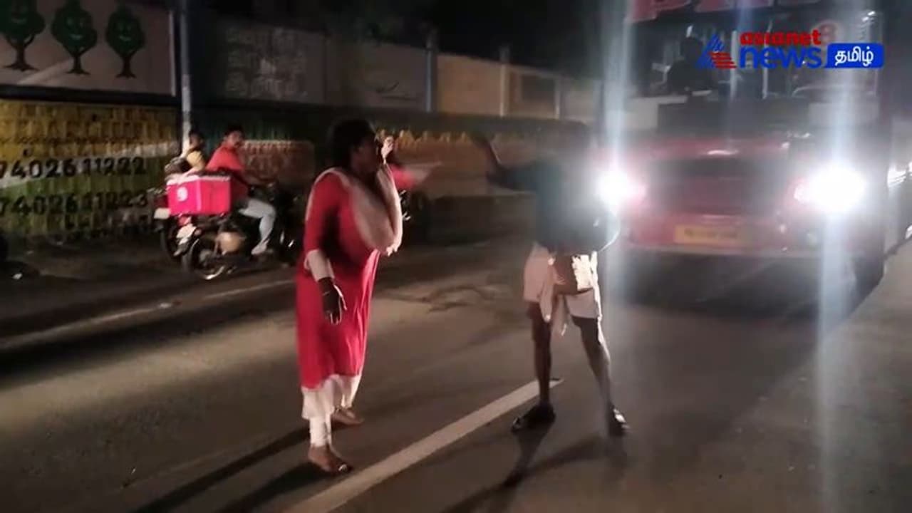 ஈரோட்டில் தலைக்கேறிய போதையில் நடு ரோட்டில் ரகளையில் ஈடுபட்ட இளம்பெண்; போக்குவரத்து பாதிப்பு