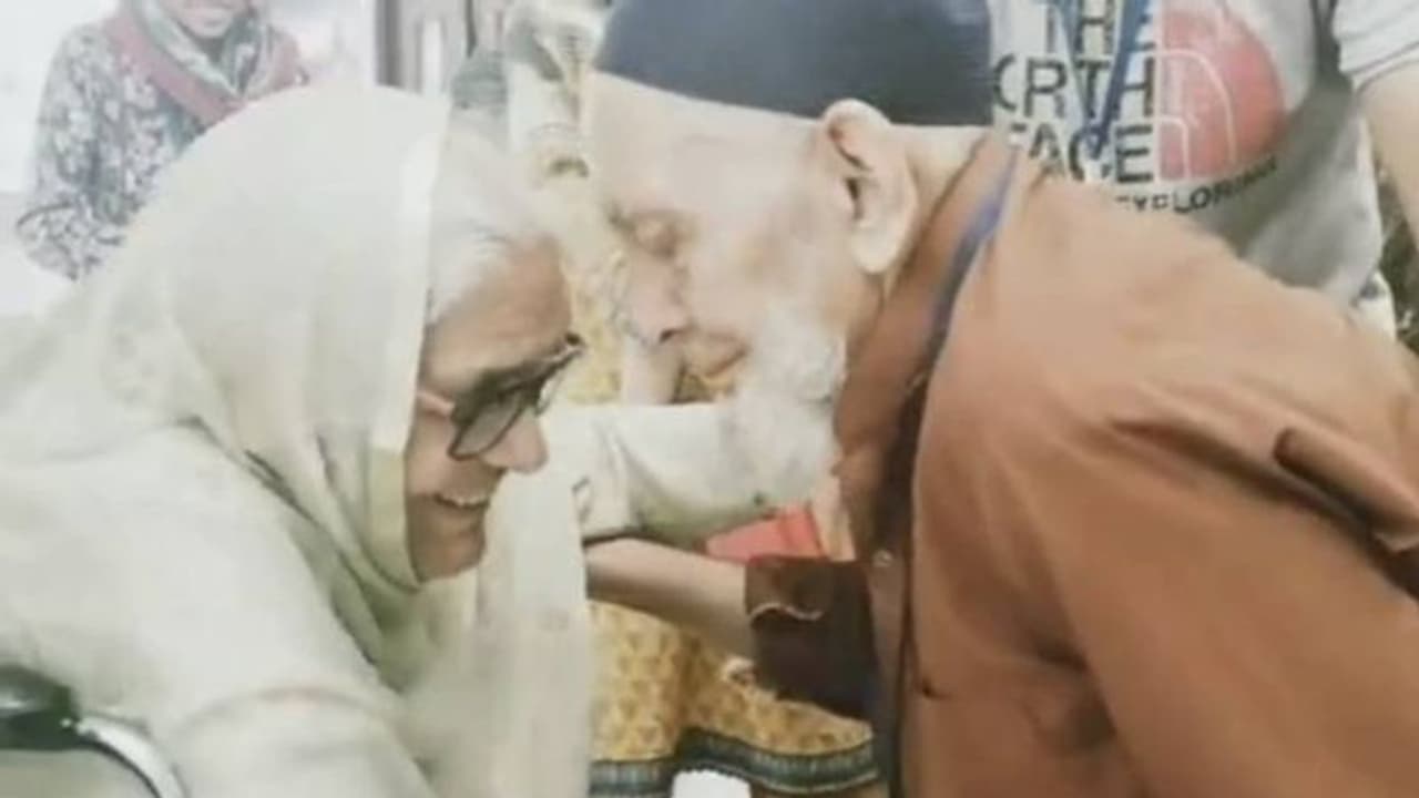 കണ്ണ് നനയാതെ കാണാനാവില്ല, 75 വർഷങ്ങൾക്ക് മുമ്പ് പിരിയേണ്ടി വന്ന സഹോദരങ്ങളുടെ കൂടിച്ചേരൽ കണ്ണ് നനയാതെ കാണാനാവില്ല, 75 വർഷങ്ങൾക്ക് മുമ്പ് പിരിയേണ്ടി വന്ന സഹോദരങ്ങളുടെ കൂടിച്ചേരൽ