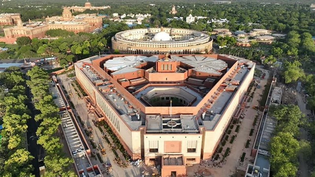 நாடாளுமன்ற குளிர்காலக் கூட்டத்தொடர் டிசம்பர் 4ஆம் தேதி தொடங்கும்: அமைச்சர் பிரஹலாத் ஜோஷி தகவல் நாடாளுமன்ற குளிர்காலக் கூட்டத்தொடர் டிசம்பர் 4ஆம் தேதி தொடங்கும்: அமைச்சர் பிரஹலாத் ஜோஷி தகவல்