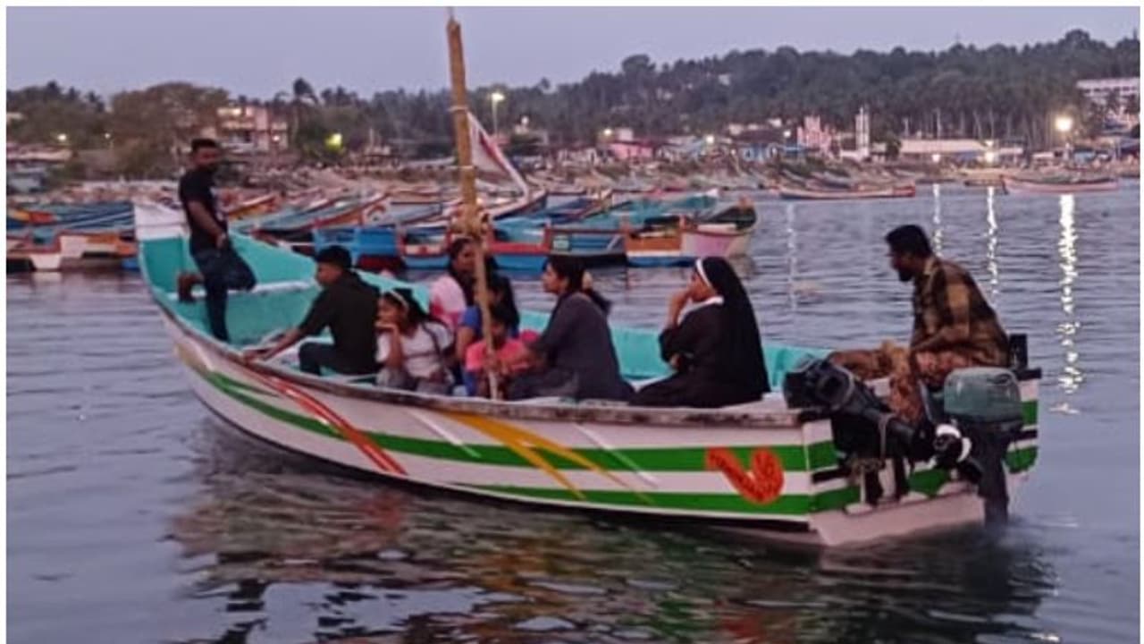 ശക്തമായ കാറ്റുണ്ടാകുമെന്ന് അറിയിപ്പ്; കുട്ടികളുമായി കടലിൽ മത്സ്യബന്ധന വള്ളത്തിന്റെ ഉല്ലാസ യാത്ര, കടുത്ത നടപടി ശക്തമായ കാറ്റുണ്ടാകുമെന്ന് അറിയിപ്പ്; കുട്ടികളുമായി കടലിൽ മത്സ്യബന്ധന വള്ളത്തിന്റെ ഉല്ലാസ യാത്ര, കടുത്ത നടപടി