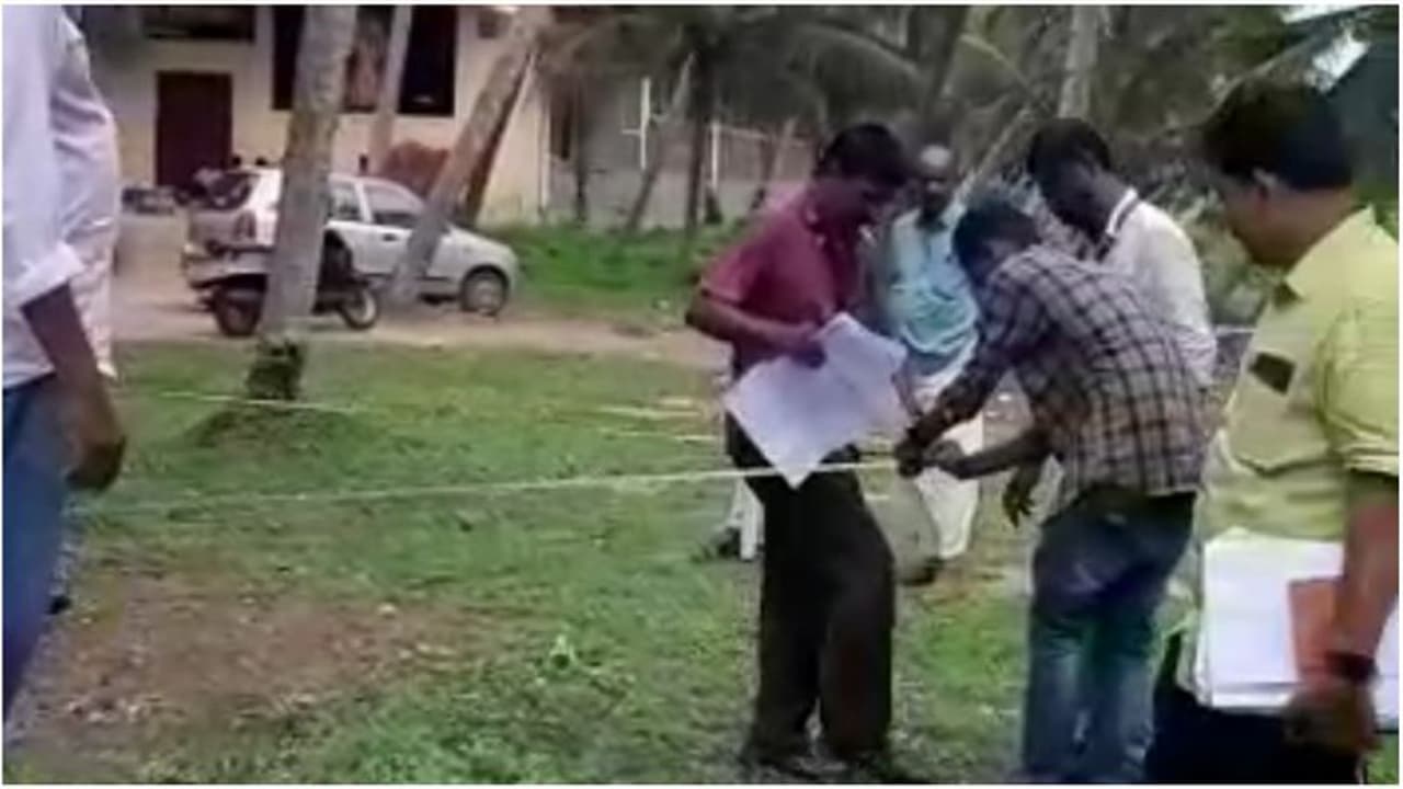 പനത്തുറയില് പാലം നിര്മാണ സ്ഥലത്തെ ചൊല്ലി തര്ക്കം; റവന്യൂ ഉദ്യോഗസ്ഥര് സ്ഥലം അളന്ന് തിട്ടപ്പെടുത്തി പനത്തുറയില് പാലം നിര്മാണ സ്ഥലത്തെ ചൊല്ലി തര്ക്കം; റവന്യൂ ഉദ്യോഗസ്ഥര് സ്ഥലം അളന്ന് തിട്ടപ്പെടുത്തി
