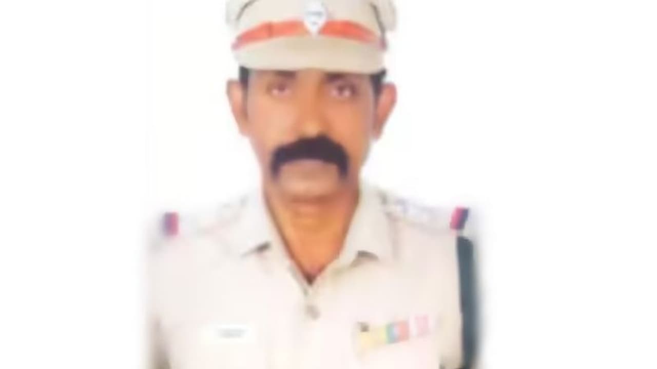 பெண்ணுடன் குடும்பம் நடத்திவிட்டு திருமணத்துக்கு 'நோ' சொன்ன சிறப்பு எஸ்.ஐ. டிஸ்மிஸ் பெண்ணுடன் குடும்பம் நடத்திவிட்டு திருமணத்துக்கு 'நோ' சொன்ன சிறப்பு எஸ்.ஐ. டிஸ்மிஸ்