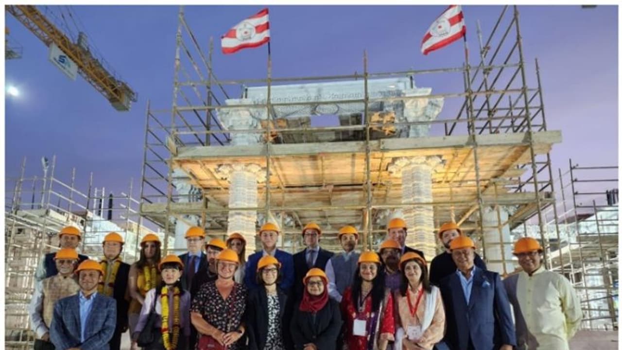 അബുദാബിയില്‍ നിര്‍മാണത്തിലിരിക്കുന്ന ഹിന്ദുക്ഷേത്രം സന്ദര്‍ശിച്ച് 30 രാജ്യങ്ങളിലെ നയതന്ത്ര പ്രതിനിധികള്‍