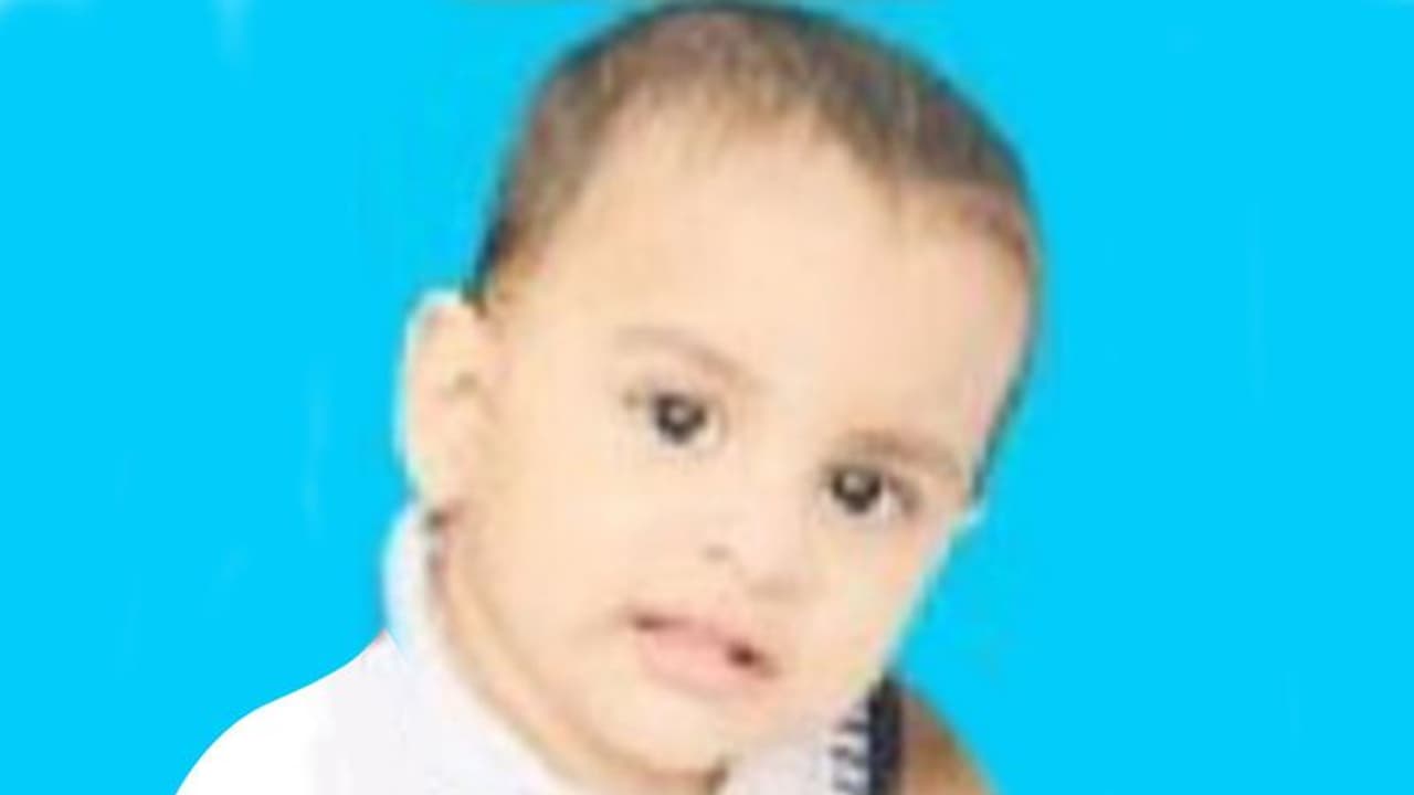 ഈത്തപ്പഴക്കുരു തൊണ്ടയിൽ കുരുങ്ങി, അമ്മവീട്ടിൽ വിരുന്നിടെ ഒന്നര വയസുകാരന് ദാരുണാന്ത്യം ഈത്തപ്പഴക്കുരു തൊണ്ടയിൽ കുരുങ്ങി, അമ്മവീട്ടിൽ വിരുന്നിടെ ഒന്നര വയസുകാരന് ദാരുണാന്ത്യം