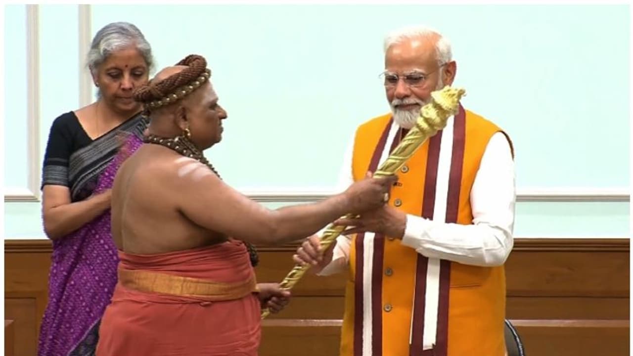 പുതിയ പാര്ലമെന്റ് മന്ദിരം ഉദ്ഘാടനം: പ്രധാനമന്ത്രിക്ക് ചെങ്കോല് കൈമാറി പൂജാരിമാരുടെ സംഘം പുതിയ പാര്ലമെന്റ് മന്ദിരം ഉദ്ഘാടനം: പ്രധാനമന്ത്രിക്ക് ചെങ്കോല് കൈമാറി പൂജാരിമാരുടെ സംഘം