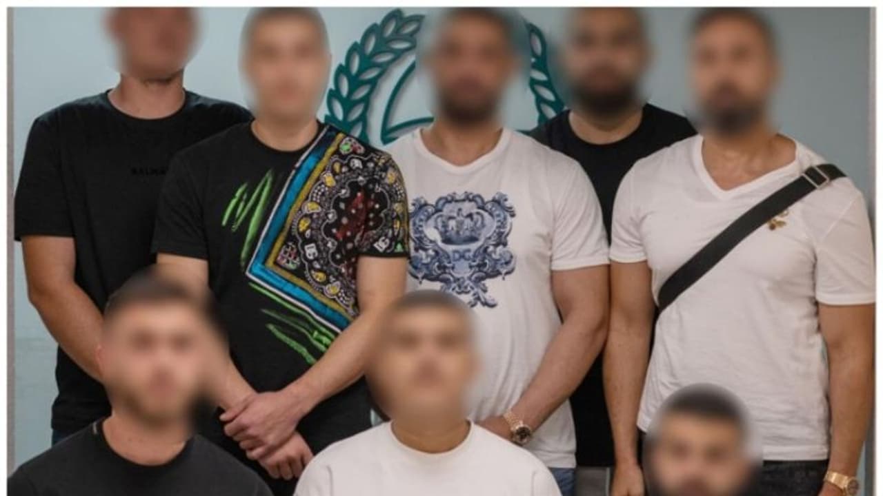 നാട്ടില്വെച്ചുള്ള കടുംബ കലഹത്തിന്റെ തുടര്ച്ചയായി യുവാവിനെ കൊന്നു; ദുബൈയില് എട്ട് വിദേശികള് അറസ്റ്റില് നാട്ടില്വെച്ചുള്ള കടുംബ കലഹത്തിന്റെ തുടര്ച്ചയായി യുവാവിനെ കൊന്നു; ദുബൈയില് എട്ട് വിദേശികള് അറസ്റ്റില്