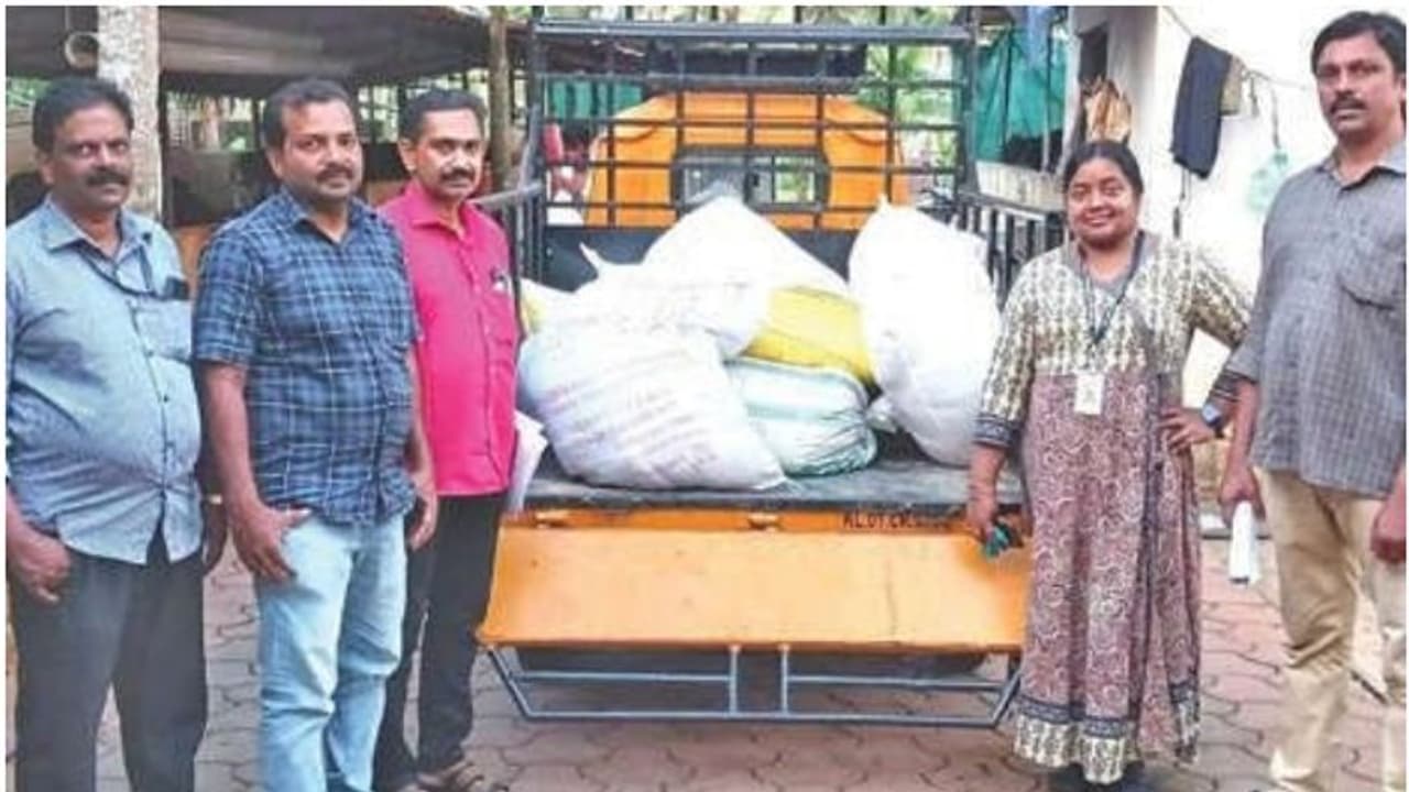 ഞെട്ടിച്ച് പശുവളർത്തൽ കേന്ദ്രത്തിലെ പരിശോധന, കണ്ടെത്തിയത് 265 കിലോ റേഷൻ ഗോതമ്പും 200 പായ്ക്കറ്റ് ആട്ടമാവും ഞെട്ടിച്ച് പശുവളർത്തൽ കേന്ദ്രത്തിലെ പരിശോധന, കണ്ടെത്തിയത് 265 കിലോ റേഷൻ ഗോതമ്പും 200 പായ്ക്കറ്റ് ആട്ടമാവും