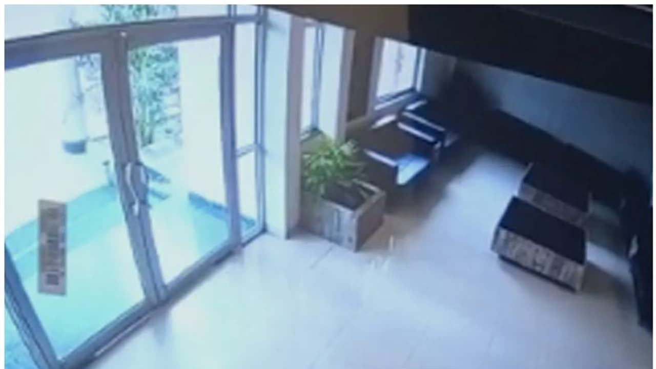 അവധിദിനം പത്താം ക്ലാസ് വിദ്യാർഥിനിയെ പ്രിൻസിപ്പൽ വിളിച്ചുവരുത്തി, കുട്ടി സ്കൂൾ കെട്ടിടത്തിൽ നിന്ന് വീണുമരിച്ചു അവധിദിനം പത്താം ക്ലാസ് വിദ്യാർഥിനിയെ പ്രിൻസിപ്പൽ വിളിച്ചുവരുത്തി, കുട്ടി സ്കൂൾ കെട്ടിടത്തിൽ നിന്ന് വീണുമരിച്ചു