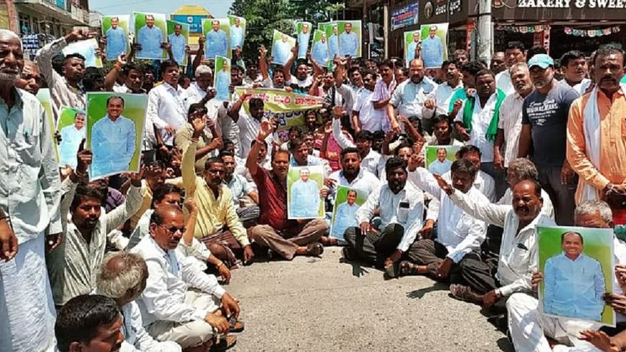 ಸಂಪುಟ ವಿಸ್ತರಣೆ ಬೆನ್ನಲ್ಲೇ ರಾಜ್ಯದ ವಿವಿಧೆಡೆ ಆಕ್ರೋಶ: ಆತ್ಮಹತ್ಯೆ ಬೆದರಿಕೆ ಹಾಕಿದ ಅಭಿಮಾನಿ ಸಂಪುಟ ವಿಸ್ತರಣೆ ಬೆನ್ನಲ್ಲೇ ರಾಜ್ಯದ ವಿವಿಧೆಡೆ ಆಕ್ರೋಶ: ಆತ್ಮಹತ್ಯೆ ಬೆದರಿಕೆ ಹಾಕಿದ ಅಭಿಮಾನಿ