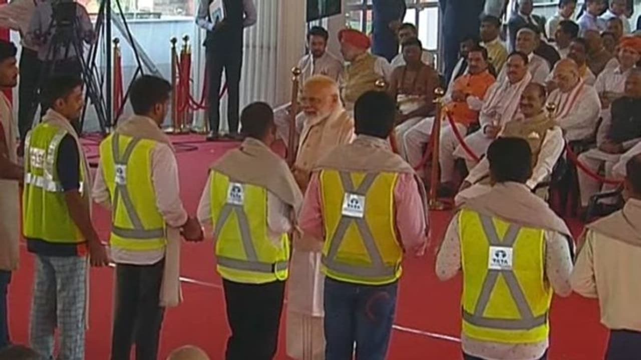 New Parliament Building Inauguration: ನೂತನ ಸಂಸತ್‌ ಭವನ ನಿರ್ಮಾಣಕ್ಕೆ ಶ್ರಮಿಸಿದ 'ಶ್ರಮ ಯೋಗಿಗಳಿಗೆ' ಮೋದಿ ಸನ್ಮಾನ