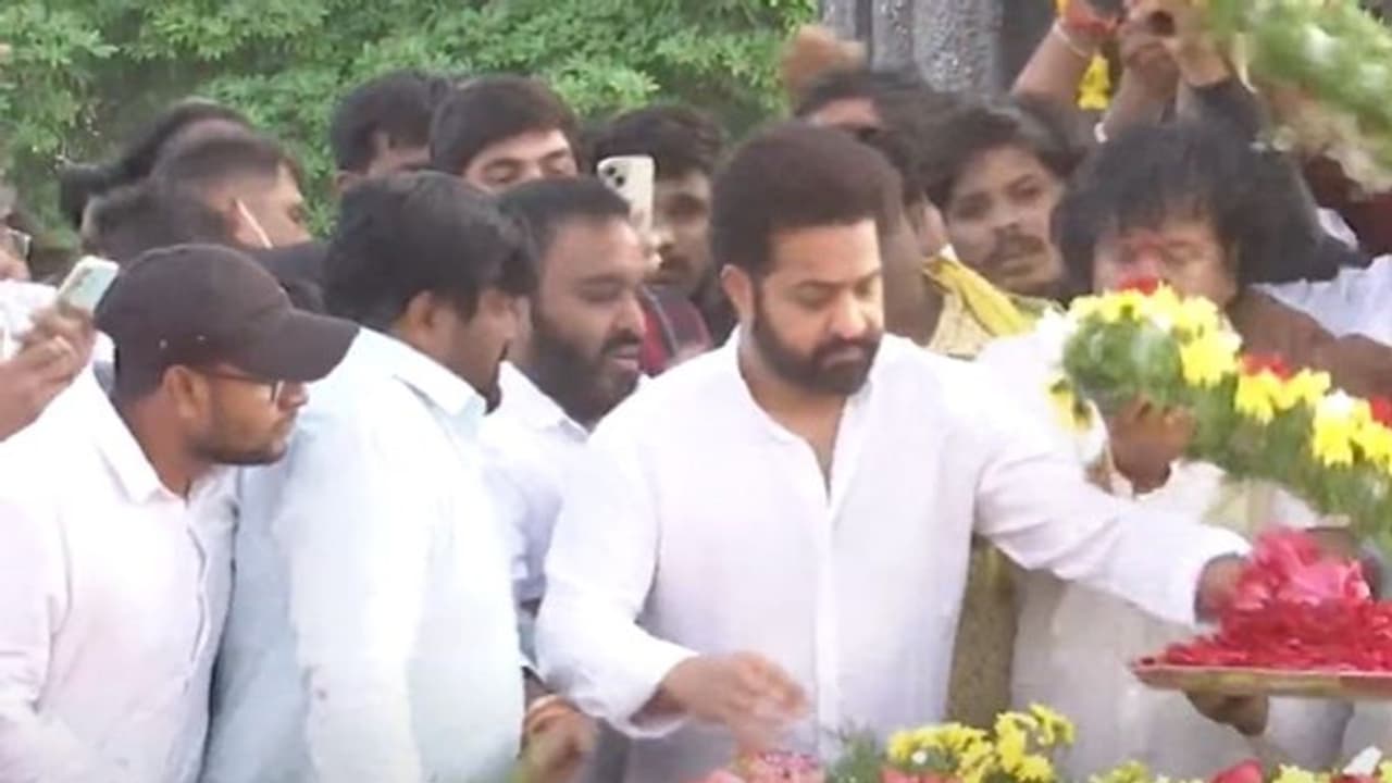 ಮುಗಿಬಿದ್ದ ಫ್ಯಾನ್ಸ್: ತಾತನ ಸಮಾಧಿ ತಲುಪಲು Jr NTR ಹರಸಾಹಸ 