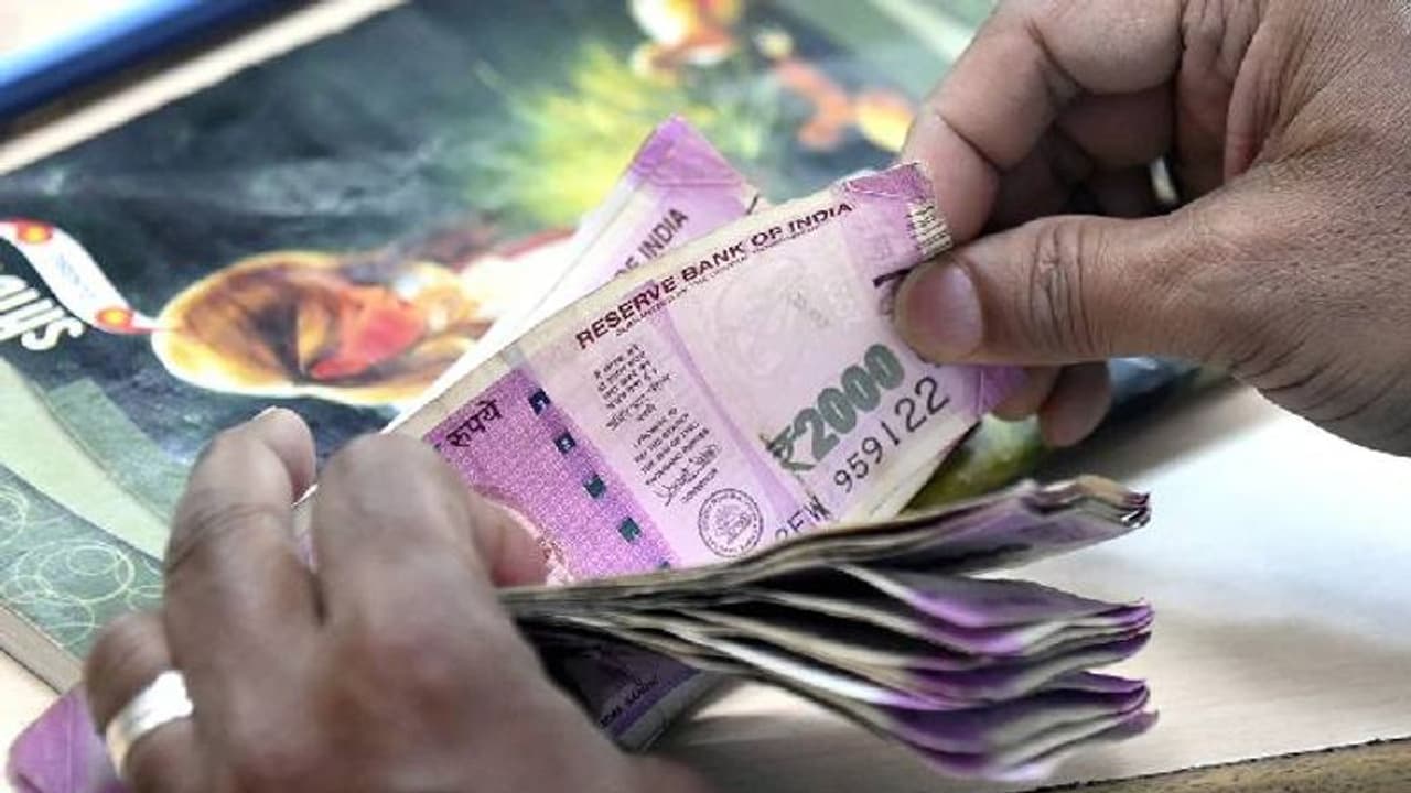 ഭണ്ഡാരങ്ങൾ തുറക്കുമ്പോൾ ലക്ഷങ്ങൾ, അധികവും 2000 രൂപയുടെ നോട്ടുകൾ; സന്തോഷമെന്ന് ക്ഷേത്രഭാരവാഹികൾ ഭണ്ഡാരങ്ങൾ തുറക്കുമ്പോൾ ലക്ഷങ്ങൾ, അധികവും 2000 രൂപയുടെ നോട്ടുകൾ; സന്തോഷമെന്ന് ക്ഷേത്രഭാരവാഹികൾ