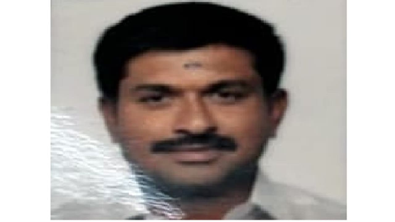 ಪೊಲೀಸರಿಂದ ತಪ್ಪಿಸಿಕೊಳ್ಳುವ ಯತ್ನದಲ್ಲಿ ಫ್ಲೈ ಓವರ್ ಮೇಲಿಂದ ಬಿದ್ದು ಆರ್ಟಿಐ ಕಾರ್ಯಕರ್ತ ಹರೀಶ್ ಹಳ್ಳಿ ಸಾವು ಪೊಲೀಸರಿಂದ ತಪ್ಪಿಸಿಕೊಳ್ಳುವ ಯತ್ನದಲ್ಲಿ ಫ್ಲೈ ಓವರ್ ಮೇಲಿಂದ ಬಿದ್ದು ಆರ್ಟಿಐ ಕಾರ್ಯಕರ್ತ ಹರೀಶ್ ಹಳ್ಳಿ ಸಾವು