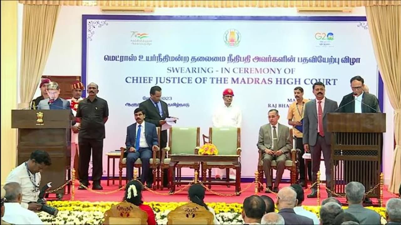 சென்னை உயர் நீதிமன்ற தலைமை நீதிபதியாக விஜய்குமார் கங்காபூர்வாலா பதவியேற்பு.!பதவிப்பிரமாணம் செய்து வைத்த ஆளுநர் சென்னை உயர் நீதிமன்ற தலைமை நீதிபதியாக விஜய்குமார் கங்காபூர்வாலா பதவியேற்பு.!பதவிப்பிரமாணம் செய்து வைத்த ஆளுநர்