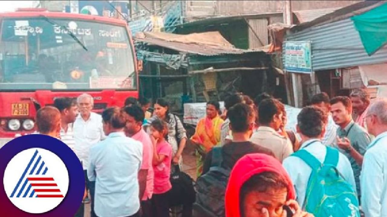 ಕೊಪ್ಪಳ: ನಡುರಾತ್ರಿ ಕೆಟ್ಟುನಿಂತ ಬಸ್; ಪ್ರಯಾಣಿಕರ ಪರದಾಟ! ಕೊಪ್ಪಳ: ನಡುರಾತ್ರಿ ಕೆಟ್ಟುನಿಂತ ಬಸ್; ಪ್ರಯಾಣಿಕರ ಪರದಾಟ!