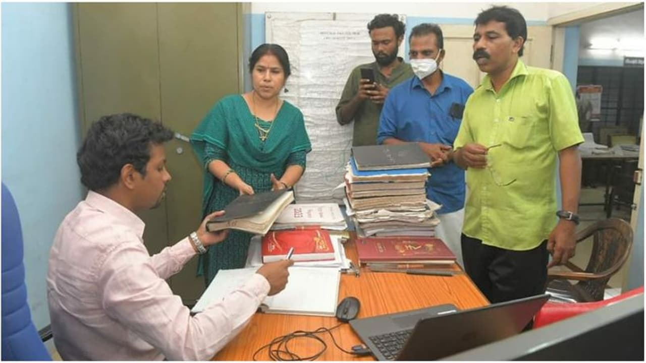 തിരുവനന്തപുരത്തെ വില്ലേജ് ഓഫീസുകളില് കളക്ടറുടെ മിന്നല് പരിശോധന; ഓഫീസുകളുടെ പ്രവർത്തനങ്ങള് ശക്തിപ്പെടുത്തും തിരുവനന്തപുരത്തെ വില്ലേജ് ഓഫീസുകളില് കളക്ടറുടെ മിന്നല് പരിശോധന; ഓഫീസുകളുടെ പ്രവർത്തനങ്ങള് ശക്തിപ്പെടുത്തും