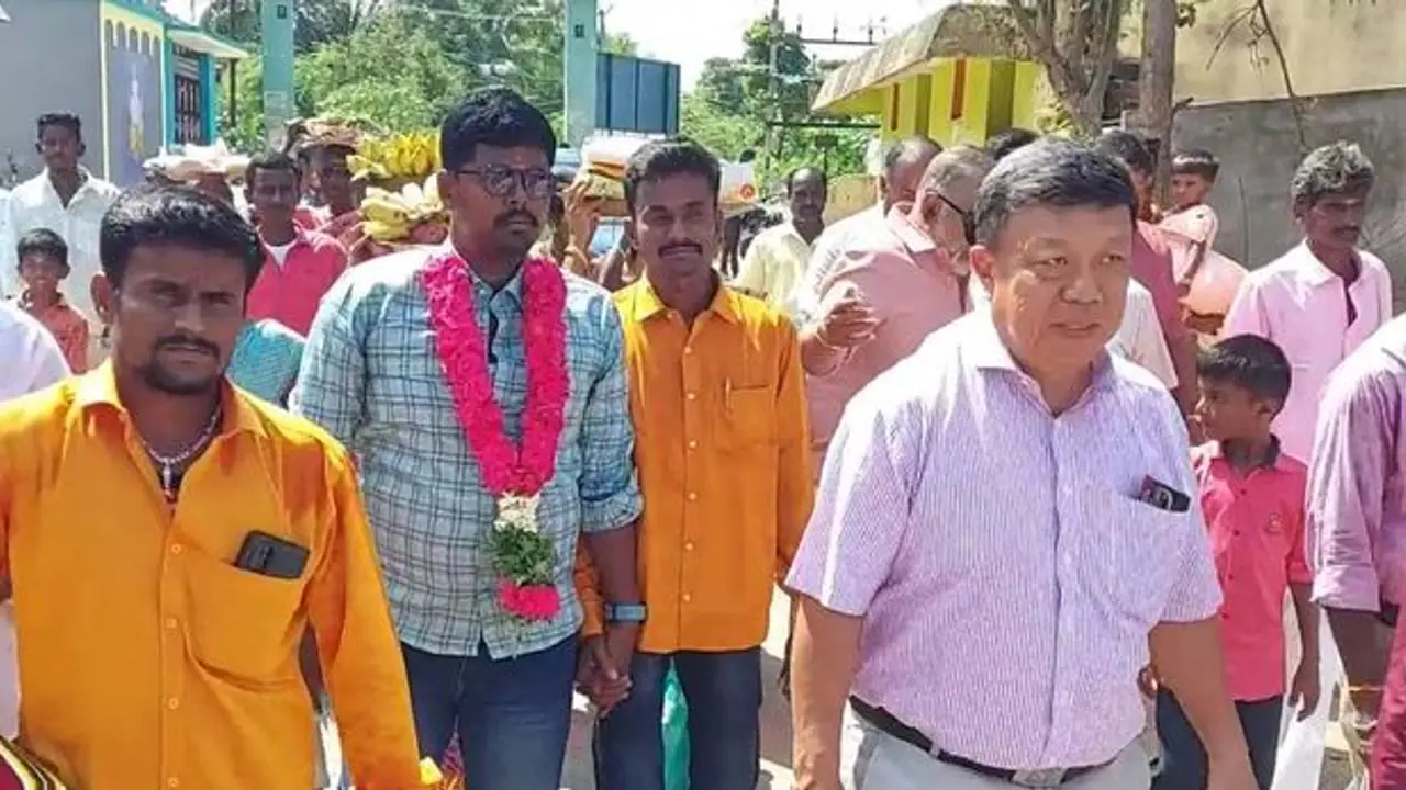 தொழிலாளியின் திருமணத்தை நடத்தி வைக்க பரமக்குடிக்கு வந்த சிங்கப்பூர் முதலாளி.. உற்சாக வரவேற்பு.. தொழிலாளியின் திருமணத்தை நடத்தி வைக்க பரமக்குடிக்கு வந்த சிங்கப்பூர் முதலாளி.. உற்சாக வரவேற்பு..