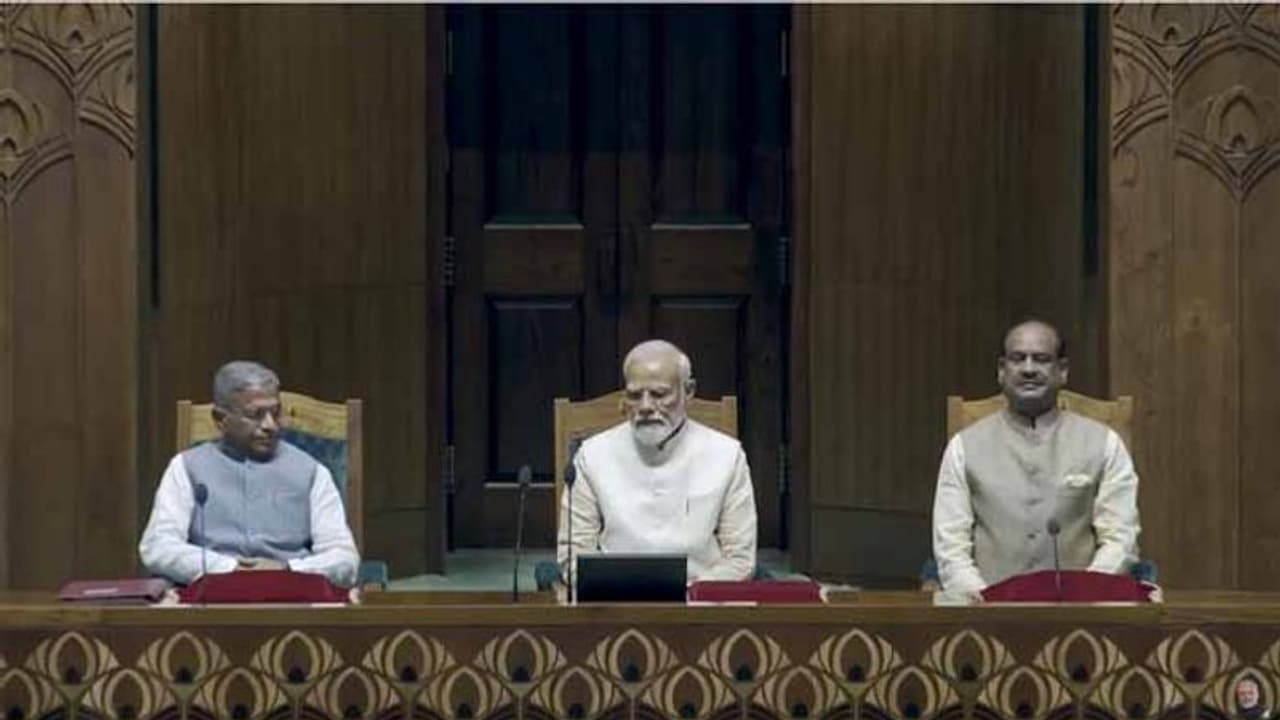 దేశం గర్వ పడాల్సిన రోజు: కొత్త పార్లమెంట్ భవన వేడుకల్లో రాజ్యసభ డిప్యూటీ చైర్మెన్ దేశం గర్వ పడాల్సిన రోజు: కొత్త పార్లమెంట్ భవన వేడుకల్లో రాజ్యసభ డిప్యూటీ చైర్మెన్