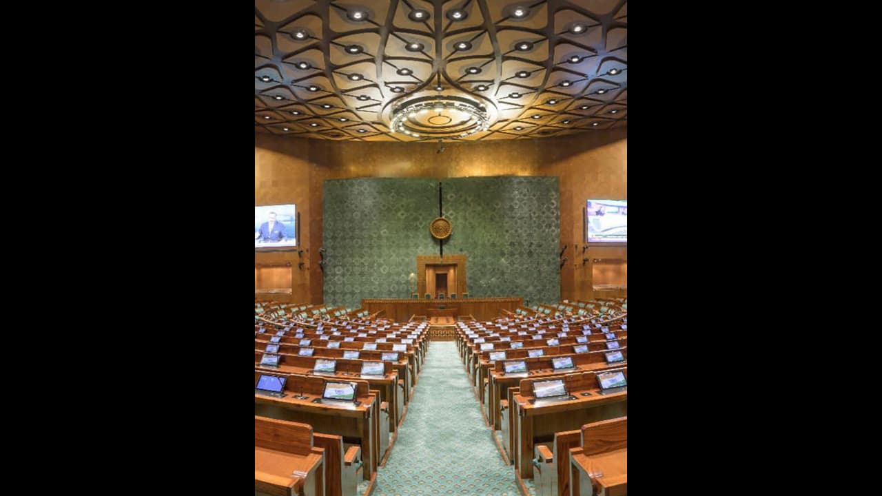 ಸಂಸತ್ನಲ್ಲಿ ಕನ್ನಡ ಡಿಂಡಿಮ, ಅಖಂಡ ಭಾರತದ ನಕ್ಷೆ: 5000 ಕ್ಕೂ ಹೆಚ್ಚು ವಿವಿಧ ಕಲಾಕೃತಿಗಳ ಸಂಗಮ ಸಂಸತ್ನಲ್ಲಿ ಕನ್ನಡ ಡಿಂಡಿಮ, ಅಖಂಡ ಭಾರತದ ನಕ್ಷೆ: 5000 ಕ್ಕೂ ಹೆಚ್ಚು ವಿವಿಧ ಕಲಾಕೃತಿಗಳ ಸಂಗಮ