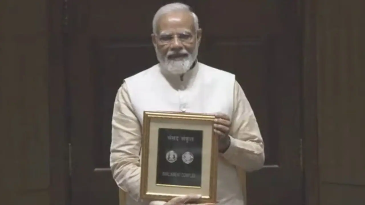 ಹೊಸ ಸಂಸತ್ ಭವನ ಉದ್ಘಾಟನೆ, 75 ರೂಪಾಯಿ ವಿಶೇಷ ನಾಣ್ಯ ಬಿಡುಗಡೆ ಮಾಡಿದ ಪ್ರಧಾನಿ ಮೋದಿ! ಹೊಸ ಸಂಸತ್ ಭವನ ಉದ್ಘಾಟನೆ, 75 ರೂಪಾಯಿ ವಿಶೇಷ ನಾಣ್ಯ ಬಿಡುಗಡೆ ಮಾಡಿದ ಪ್ರಧಾನಿ ಮೋದಿ!