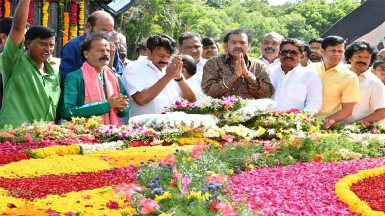 రాజకీయాల్లో ఎన్టీఆర్ నాటిన మొక్కలే నేడు చెట్లయ్యాాయి: ఎన్టీఆర్ కు తలసాని నివాళులు రాజకీయాల్లో ఎన్టీఆర్ నాటిన మొక్కలే నేడు చెట్లయ్యాాయి: ఎన్టీఆర్ కు తలసాని నివాళులు