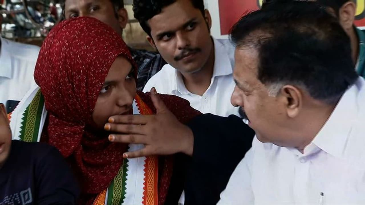 ഡോക്ടർമാർക്കെന്ന പോലെ രോഗിക്കും സംരക്ഷണം വേണം, ആരോഗ്യമന്ത്രി വാക്ക് പാലിക്കണം; ഹർഷിനയെ സന്ദർശിച്ച് ചെന്നിത്തല