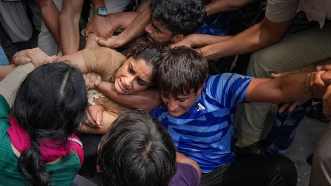 Wrestlers vs WFI chief: Delhi Police registers FIR for 'rioting', removed tents from Jantar Mantar Wrestlers vs WFI chief: Delhi Police registers FIR for 'rioting', removed tents from Jantar Mantar