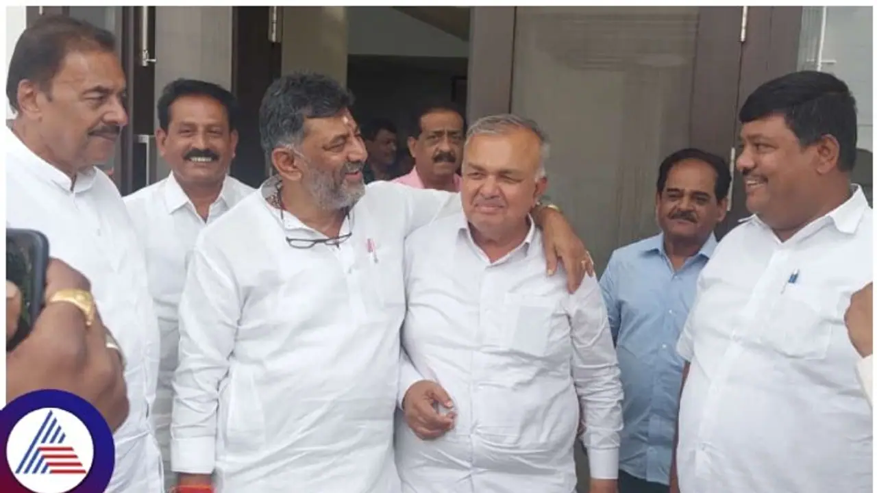 ರಾಮಲಿಂಗಾರೆಡ್ಡಿಗೆ ಒಂದು ಖಾತೆ ತಗೊಂಡ್ರೆ ಮತ್ತೊಂದು ಫ್ರೀ: ಆಪ್ತನಿಗೆ ಆಫರ್ ಕೊಟ್ಟ ಡಿ.ಕೆ.ಶಿವಕುಮಾರ್ ರಾಮಲಿಂಗಾರೆಡ್ಡಿಗೆ ಒಂದು ಖಾತೆ ತಗೊಂಡ್ರೆ ಮತ್ತೊಂದು ಫ್ರೀ: ಆಪ್ತನಿಗೆ ಆಫರ್ ಕೊಟ್ಟ ಡಿ.ಕೆ.ಶಿವಕುಮಾರ್