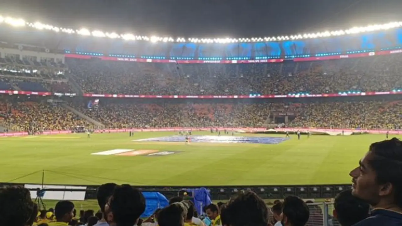 അഹമ്മദാബാദില്‍ മഴ; ഐപിഎല്‍ ഫൈനല്‍ അവതാളത്തില്‍, പിച്ച് മൂടി, കളി വൈകാനിട 